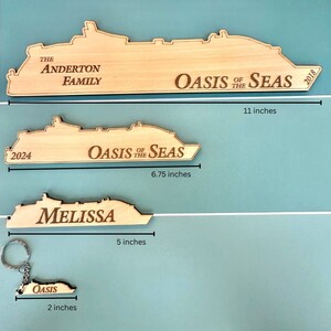 K&ouml;nnte beinhalten: Vier Holzschiffe als Dekoration mit dem Text "The Anderton Family", "Oasis of the Seas 2018", "Oasis of the Seas 2024" und "Melissa". Die Dekorationen sind unterschiedlich gro&szlig;, die gr&ouml;&szlig;te misst 11 Zoll und die kleinste 2 Zoll.