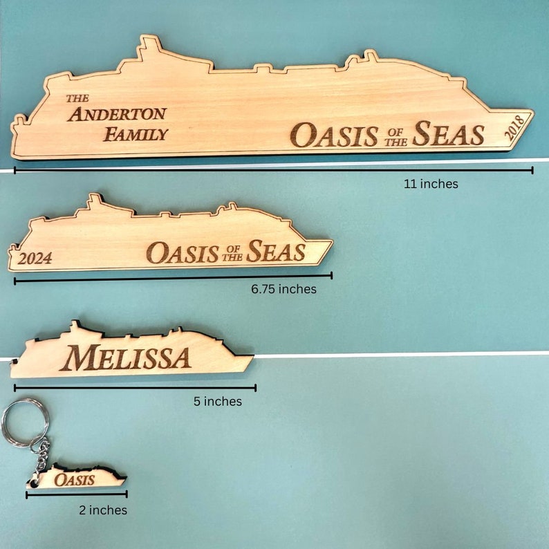 K&ouml;nnte beinhalten: Vier Holzschiffe als Dekoration mit dem Text "The Anderton Family", "Oasis of the Seas 2018", "Oasis of the Seas 2024" und "Melissa". Die Dekorationen sind unterschiedlich gro&szlig;, die gr&ouml;&szlig;te misst 11 Zoll und die kleinste 2 Zoll.