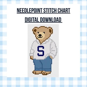 Può includere: Uno schema per ricamo a mezzo punto in download digitale raffigurante un orso pixelato che indossa un maglione bianco con una lettera S blu scuro e pantaloni blu. Il testo NEEDLEPOINT STITCH CHART e DIGITAL DOWNLOAD è in blu scuro.