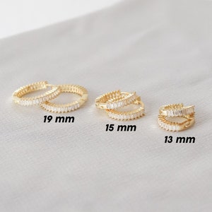 Zierliche Creolen, Baguette Stein Creolen, Creolen, kleine Pave Huggie Creolen, Geschenk für Frau Valentinstag Geschenk