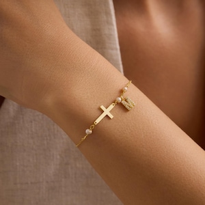 Personligt armband med kors och initialer – Elegant minimalistiskt smycke med stenar – Anpassat bokstavsarmband – Religiös present till henne