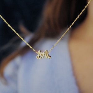 Collar con letras pequeñas, collar delicado, collar con letras, collar con letras minimalista, regalo para el día de San Valentín familiar