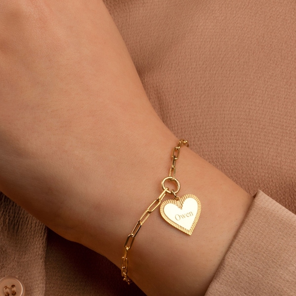 Personalisiertes Herz Charm Name Armband, benutzerdefinierte Name gravierte Armband, Name Armband, Herz Name Armband, Geschenk für sie, Geschenk für Mama