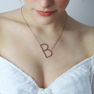 Name Halskette mit Gravur, Großbuchstabe Halskette, Seitlich Anfangs Halskette, Geschenk zum Valentinstag