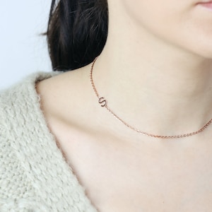 Collar con letras laterales, collar personalizado, collar con letras personalizado, regalo para ella, regalo de dama de honor, regalo para mamá, regalo del día de San Valentín