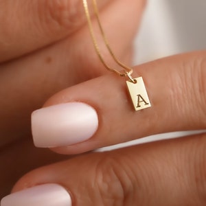 Collier initiale en or, collier monogramme mini étiquette boîte, collier gravé personnalisé, cadeau personnalisé de la Saint-Valentin pour elle, cadeau pour maman