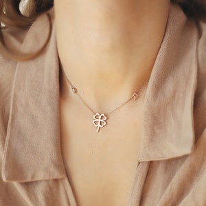 Collar de trébol de 4 hojas, collar de hoja con letra, collar de la suerte, amuleto de cuatro hojas, collar con letra, regalo de San Valentín con trébol de piedra blanca
