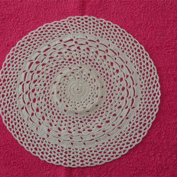 Joli napperon écru en coton mercerisé au crochet neuf Diamètre : 29 cm