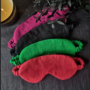 Puede incluir: Cuatro m&aacute;scaras para dormir de diferentes colores: rosa, negro, verde y rojo. Las m&aacute;scaras est&aacute;n hechas de una tela suave y texturizada y tienen bandas el&aacute;sticas para un ajuste c&oacute;modo.