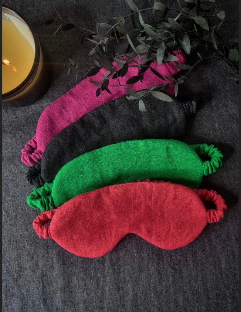 Puede incluir: Cuatro m&aacute;scaras para dormir de diferentes colores: rosa, negro, verde y rojo. Las m&aacute;scaras est&aacute;n hechas de una tela suave y texturizada y tienen bandas el&aacute;sticas para un ajuste c&oacute;modo.