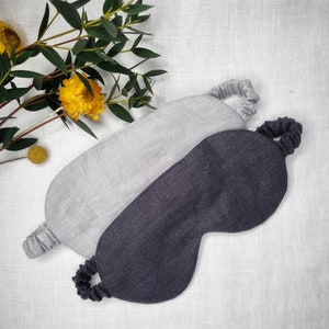 Puede incluir: Dos m&aacute;scaras para dormir, una gris y otra negra, hechas de tela de lino. Ambas m&aacute;scaras tienen bandas el&aacute;sticas para un ajuste c&oacute;modo.