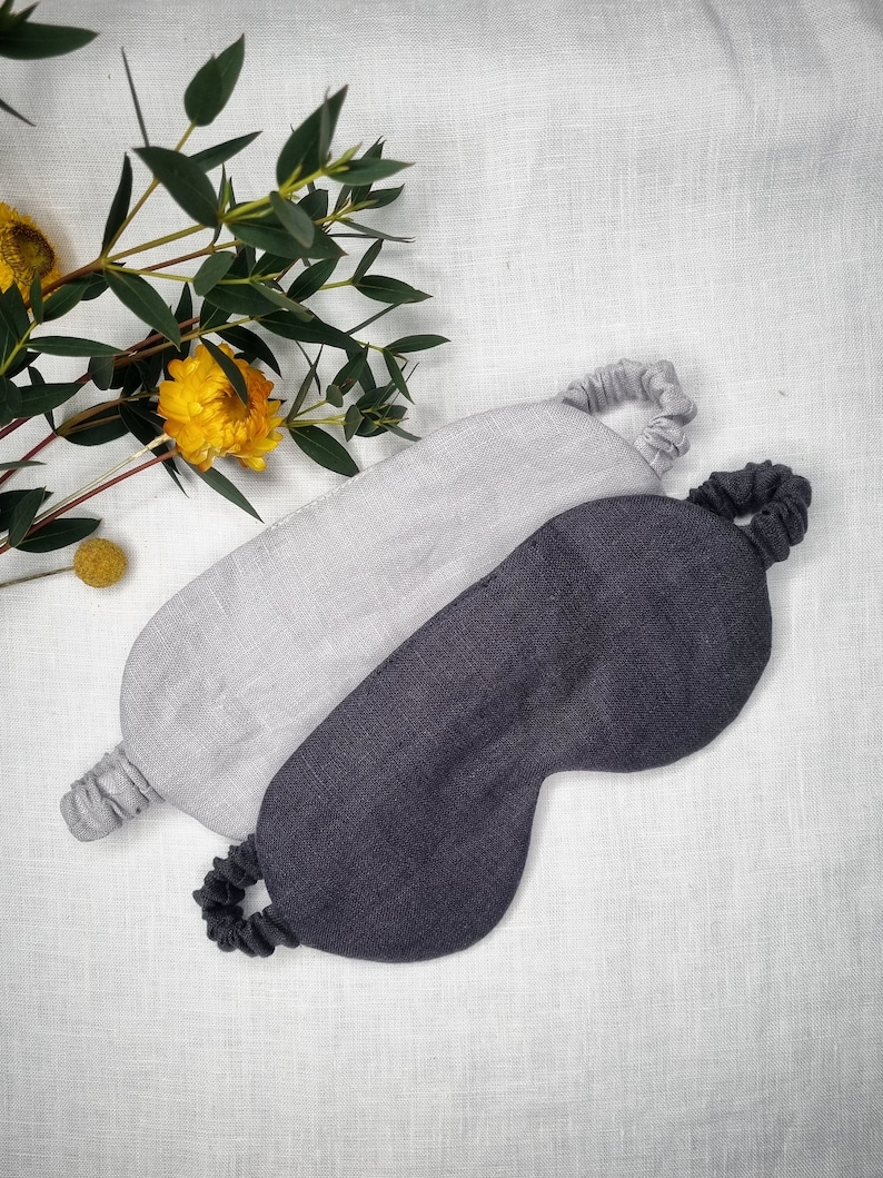 Puede incluir: Dos m&aacute;scaras para dormir, una gris y otra negra, hechas de tela de lino. Ambas m&aacute;scaras tienen bandas el&aacute;sticas para un ajuste c&oacute;modo.