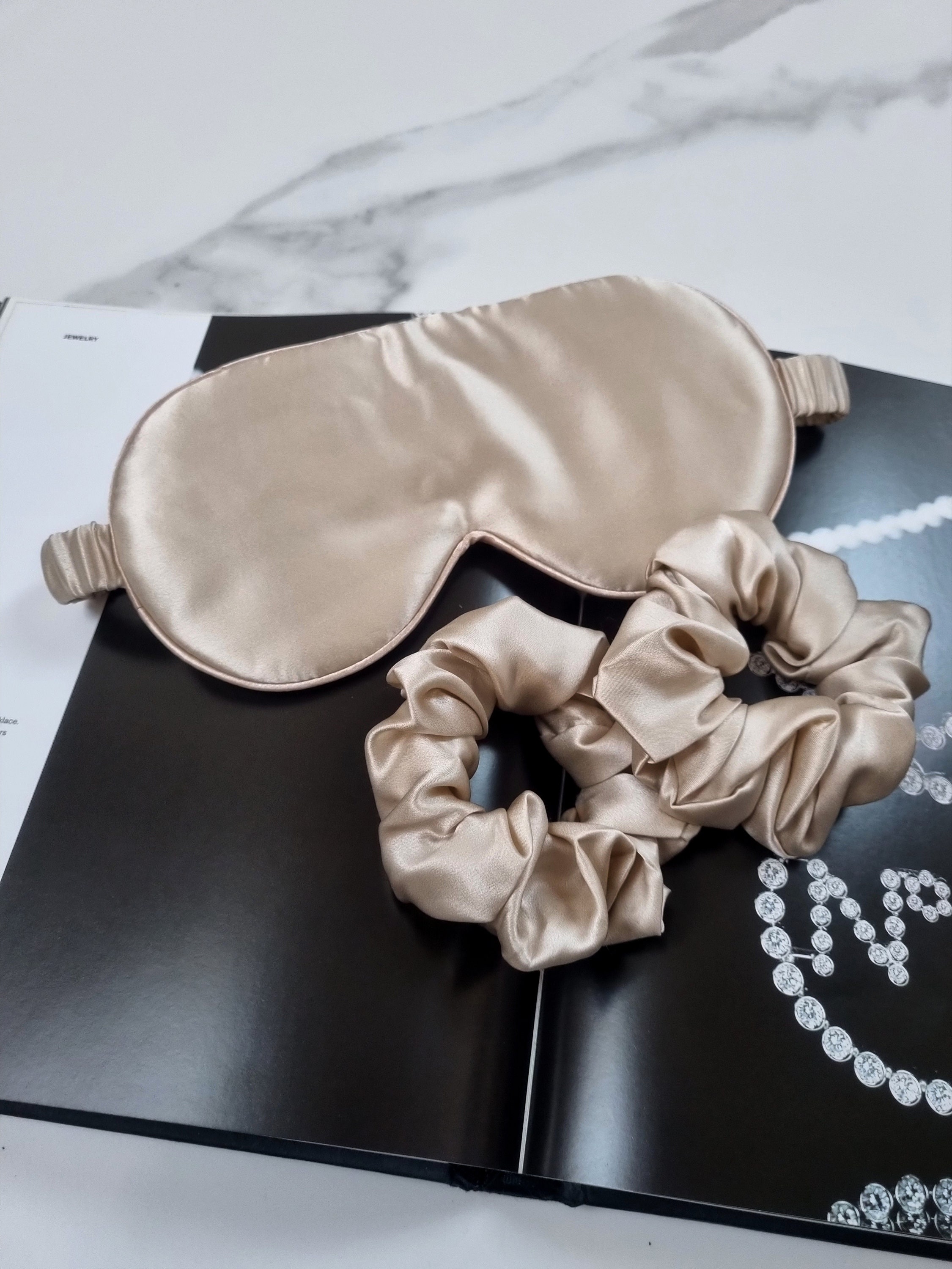 Casoty Set Mit 18 Teilen: Plüsch Schlafmaske, Satin Scrunchies & Kuscheliges Spa-Stirnband