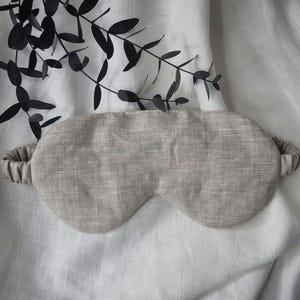 Puede incluir: Una m&aacute;scara para dormir de lino gris claro con un dise&ntilde;o sencillo. La m&aacute;scara est&aacute; hecha de una tela suave y transpirable y est&aacute; dise&ntilde;ada para bloquear la luz.