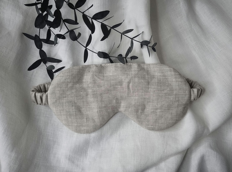 Puede incluir: Una m&aacute;scara para dormir de lino gris claro con un dise&ntilde;o sencillo. La m&aacute;scara est&aacute; hecha de una tela suave y transpirable y est&aacute; dise&ntilde;ada para bloquear la luz.