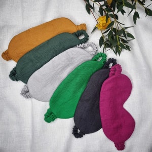 Puede incluir: Seis m&aacute;scaras para dormir de diferentes colores: amarillo mostaza, verde bosque, gris claro, verde brillante, gris antracita y burdeos. Las m&aacute;scaras est&aacute;n hechas de tela suave y tienen bandas el&aacute;sticas para ajustarse c&oacute;modamente a la cabeza.