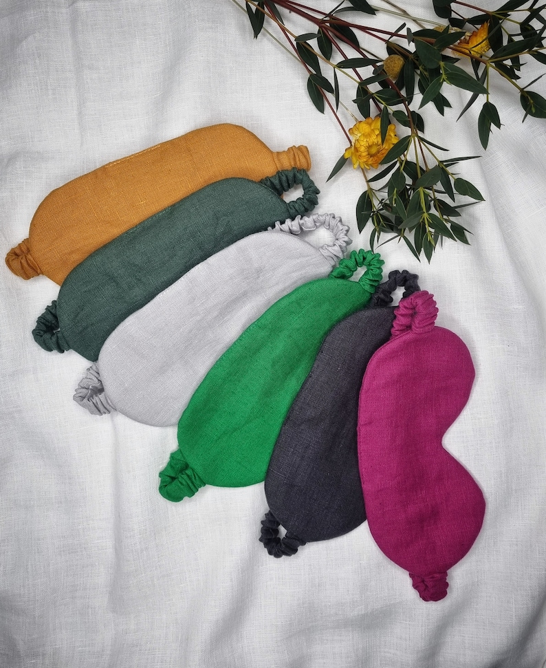 Puede incluir: Seis m&aacute;scaras para dormir de diferentes colores: amarillo mostaza, verde bosque, gris claro, verde brillante, gris antracita y burdeos. Las m&aacute;scaras est&aacute;n hechas de tela suave y tienen bandas el&aacute;sticas para ajustarse c&oacute;modamente a la cabeza.