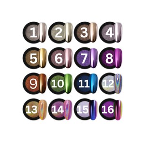 K&ouml;nnte beinhalten: Gezeigt werden sechzehn Nagelpulver- und Poliersets, jedes mit einem einzigartigen Metallic- oder Irideszenz-Finish. Die Sets sind von 1 bis 16 nummeriert, mit einer entsprechenden Nagellack-Farbprobe neben jedem Puder. Zu den Farben geh&ouml;ren Silber, Gold, Lila und Blau.