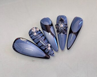 Luxus Blau Chrom Drücken Sie auf die Nägel | Lange Almond Nägel mit Strasssteinen & 3D Blume | Wiederverwendbares Nagel-Set | Nagelkunst | Aura Nägel | Lackieren