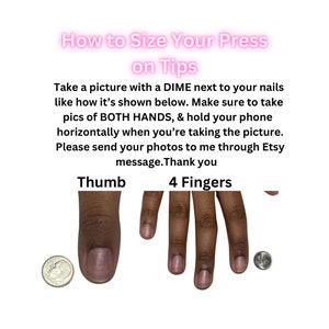 K&ouml;nnte beinhalten: Bild mit Text: "How to Size Your Press on Tips." Anweisungen raten, ein Foto von beiden H&auml;nden mit einem Dime neben den N&auml;geln zu machen. Das Bild zeigt einen Daumen und vier Finger mit einem Dime daneben.