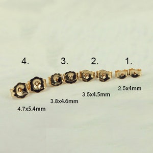 Puede incluir: Cuatro respaldos de pendientes de color dorado de diferentes tamaños. Los respaldos están etiquetados con sus medidas en milímetros: 2,5x4mm, 3,5x4,5mm, 3,8x4,6mm y 4,7x5,4mm.