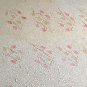 Handgemaakte eco-vriendelijke bloem geperst cadeau inpakpapier 940x640mm in crème kleur