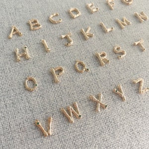 Amuletos de letras A-Z chapados en oro de alta calidad con zircón verde (1 por paquete)
