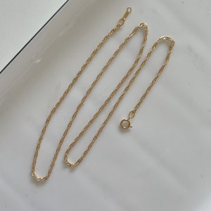 Hecho en EE. UU. Collar relleno de oro amarillo de 14 quilates GF 1/20 acabado Cadena Singapur de 1,8 mm con conectores de cierre de resorte de 16”/18” (1 cada uno)