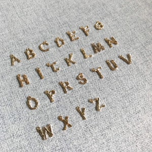 Dijes de letras A-Z chapados en oro de alta calidad (1 por paquete)