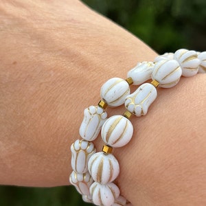 Böhmische Glasperlen, Perlenarmbänder, weiß, gold, Hämatitperlen, Blümchenarmbänder, Glasperlen Blume, Tulpe, 18 cm, dehnbar, anpassbar