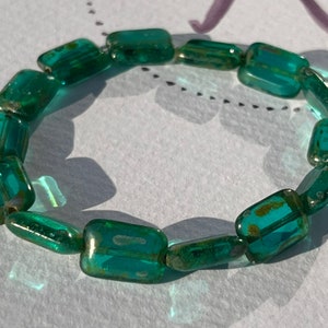 Böhmisches Glas, handgefertigtes Glasperlenarmband, Glasperlen, rechteckig, grün, türkis, Armschmuck Retrostyle, Vintage, dehnbar, 18 cm