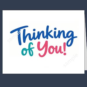 Può includere: Un biglietto d'auguri bianco con il testo Thinking of You! in un carattere corsivo stilizzato. La parola Thinking è blu, of è verde acqua e You! è rosa. La parola sample appare due volte in grigio chiaro sul biglietto.