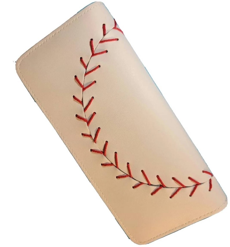 Pu&ograve; includere: Un portafoglio in pelle bianca con cuciture rosse a forma di palla da baseball.