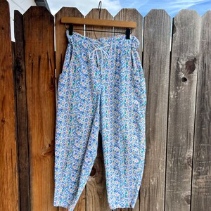 Vintage 1990s Michelle Stuart Floral Capri Pants, Size Small image 4