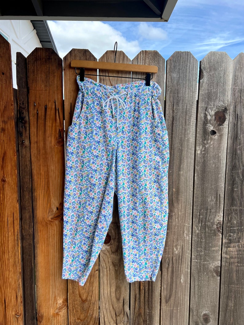 Vintage 1990s Michelle Stuart Floral Capri Pants, Size Small image 4