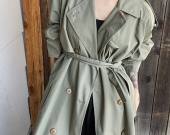 trenchcoat green
