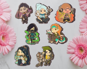 Tapfer! Killjoy, Viper, Skye, Reyna, Sage, Jett, und Azet Emaille Pins (SET 1)