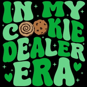 Könnte beinhalten: Schwarzes Grafikdesign mit dem Text "IN MY COOKIE DEALER ERA" in Grüntönen. Zwei Kekse befinden sich in der Mitte, eines ist eine Zimtschnecke und das andere ein Schokoladenchip-Keks. Kleine Sterne und Herzen sind um den Text herum verstreut.