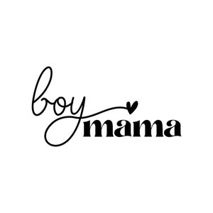 Puede incluir: Gráfico de texto en blanco y negro con las palabras "boy mama" y un pequeño símbolo de corazón.