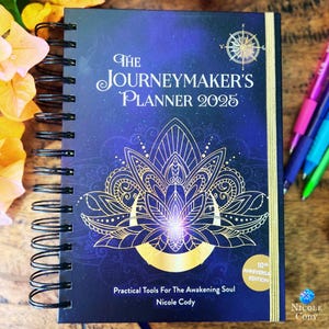 The Journeymaker's Planner 2025 di Nicole Cody, pianificatore di cura di sé, quaderno di lavoro sull'intuizione, diario di consapevolezza, diario di carte dei tarocchi e dell'oracolo