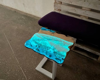Kleiner Couchtisch Akzent im Dunkeln leuchten, individuell beleuchteter Live Edge Sofatisch, fluoreszierender Ozeanepoxidharztisch, neues Zuhausegeschenk
