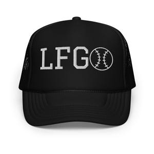 Könnte beinhalten: Schwarze Trucker-Mütze mit weiß gesticktem Text "LFG" und einer Baseball-Grafik. Die Mütze hat einen gebogenen Schirm und eine Mesh-Rückseite. Ein modisches Accessoire für Baseball-Fans.