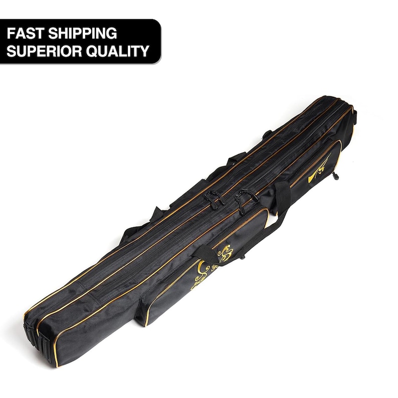 Może przedstawiać: Czarny pokrowiec na wędkę ze złotymi wykończeniami i detalami. Etui jest prostokątne z wieloma przegrodami i uchwytem. Tekst "FAST SHIPPING SUPERIOR QUALITY" znajduje się w czarnym prostokącie w lewym g&oacute;rnym rogu.