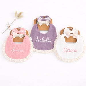 Gesticktes Baby Lätzchen und Schleife Set: Personalisierter Baumwoll Musselin, Spitzenbesatz