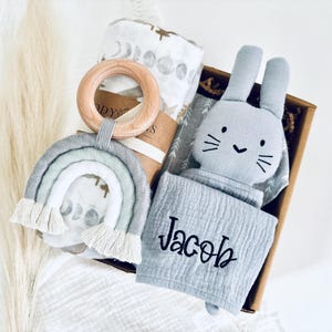Baby-Geschenkbox, Baby-Geschenk für Jungen, Baby-Geschenkset, personalisierte Baby-Häschen-Sicherheitsdecke, gehäkelte Rassel, Geschenk für neues Baby