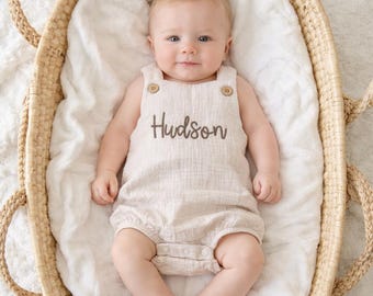 Gepersonaliseerde geborduurde biologische romper voor babyjongen: Coming Home-babyoutfit
