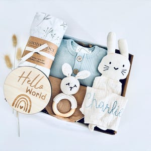 Personalisiertes gesticktes Geschenkset für Jungen mit Waldmotiven, ein ideales Geschenk für neue Eltern und für ein neues Baby