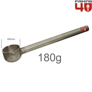 Może przedstawiać: Metalowa chochla ze srebra z otworem o średnicy 40 mm i długim uchwytem. Chochla waży 180 gramów. Na uchwycie nadrukowany jest tekst "Fishing 4U".
