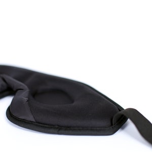 Puede incluir: Una m&aacute;scara para dormir negra con un dise&ntilde;o contorneado para mayor comodidad. La m&aacute;scara tiene un interior suave y acolchado y una correa el&aacute;stica negra para asegurar alrededor de la cabeza. La m&aacute;scara est&aacute; dise&ntilde;ada para bloquear la luz.