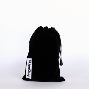 Puede incluir: Una bolsa negra de terciopelo con cord&oacute;n y una etiqueta blanca que dice "The LionSleep". La bolsa se cierra con un cord&oacute;n negro y un tope de pl&aacute;stico negro. Fondo blanco.